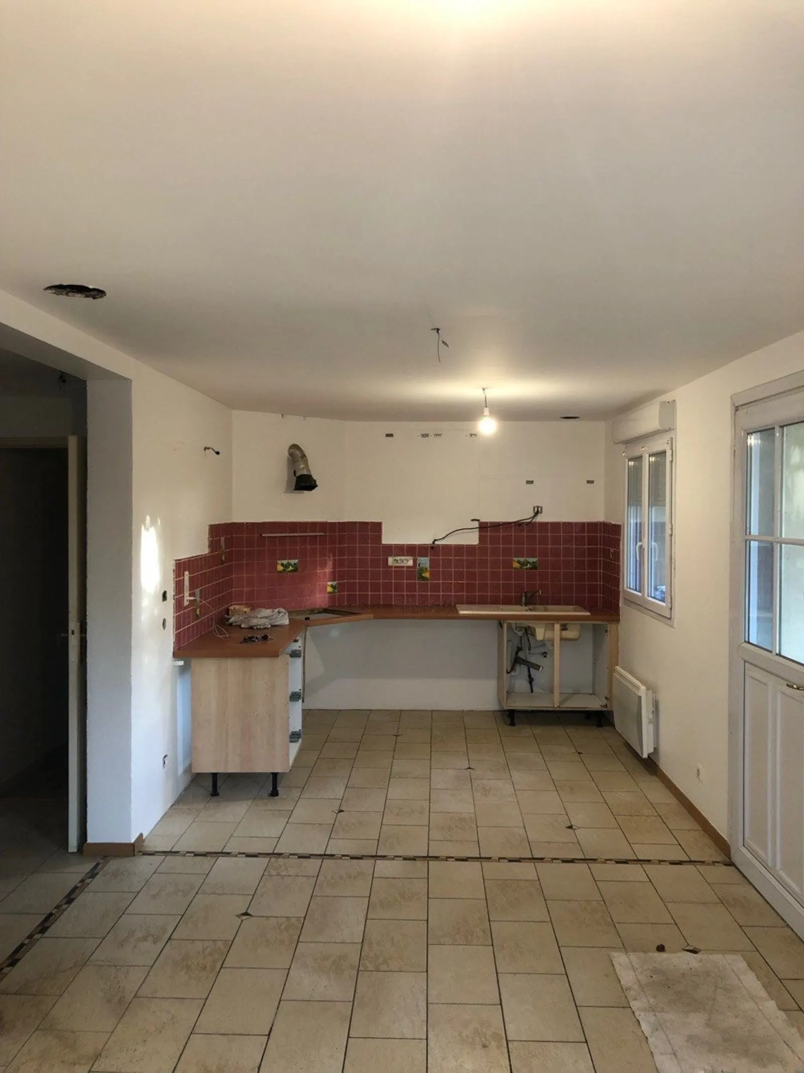 Cuisine rénovée à Muret — reprise plafonds et préparation supports par SmatiProServices