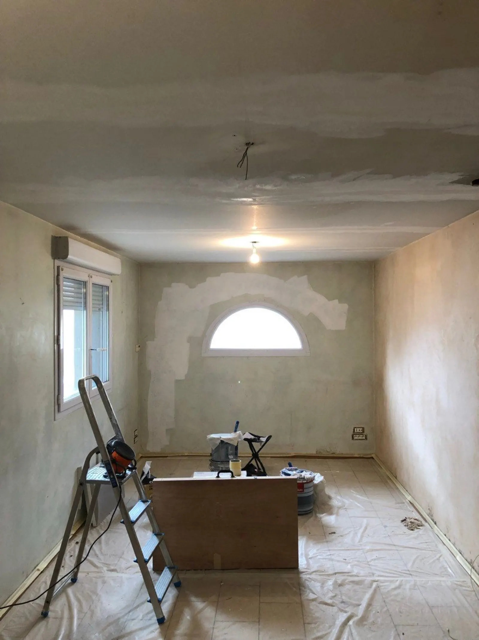 Salon en chantier avant rénovation à Muret