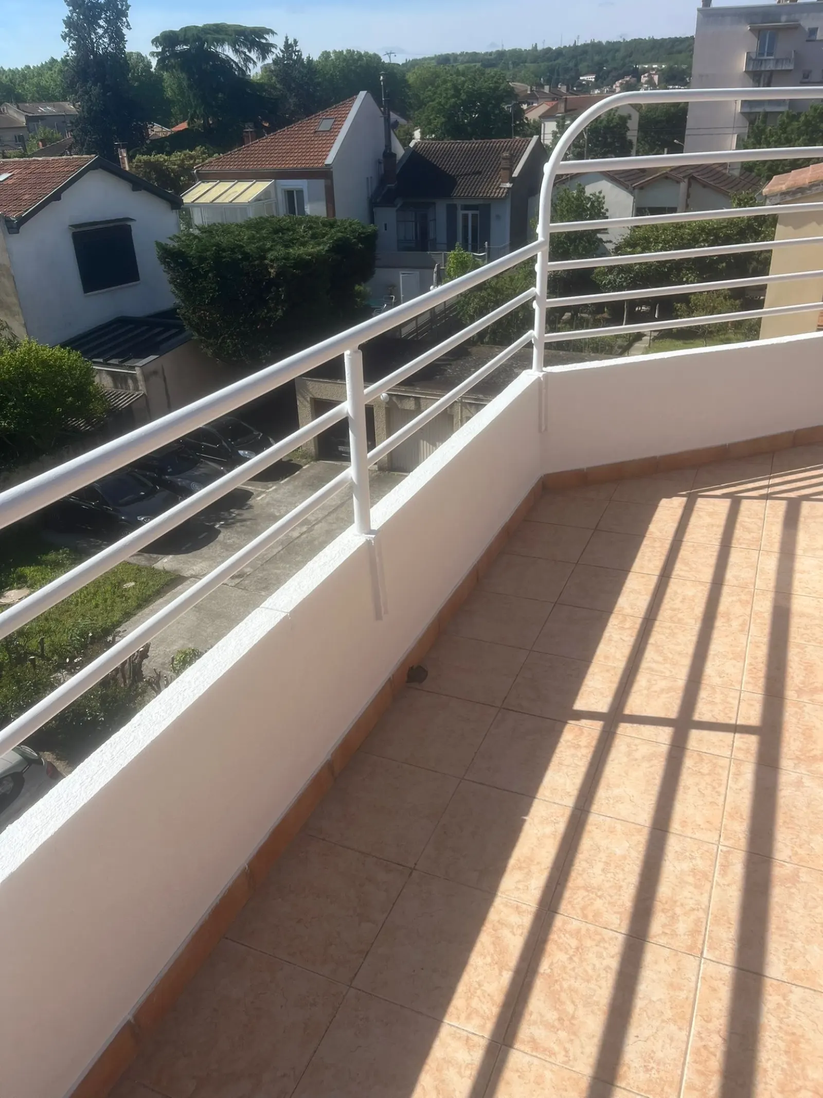 Garde-corps de terrasse rénové à Muret — peinture laquée blanche par SmatiProServices