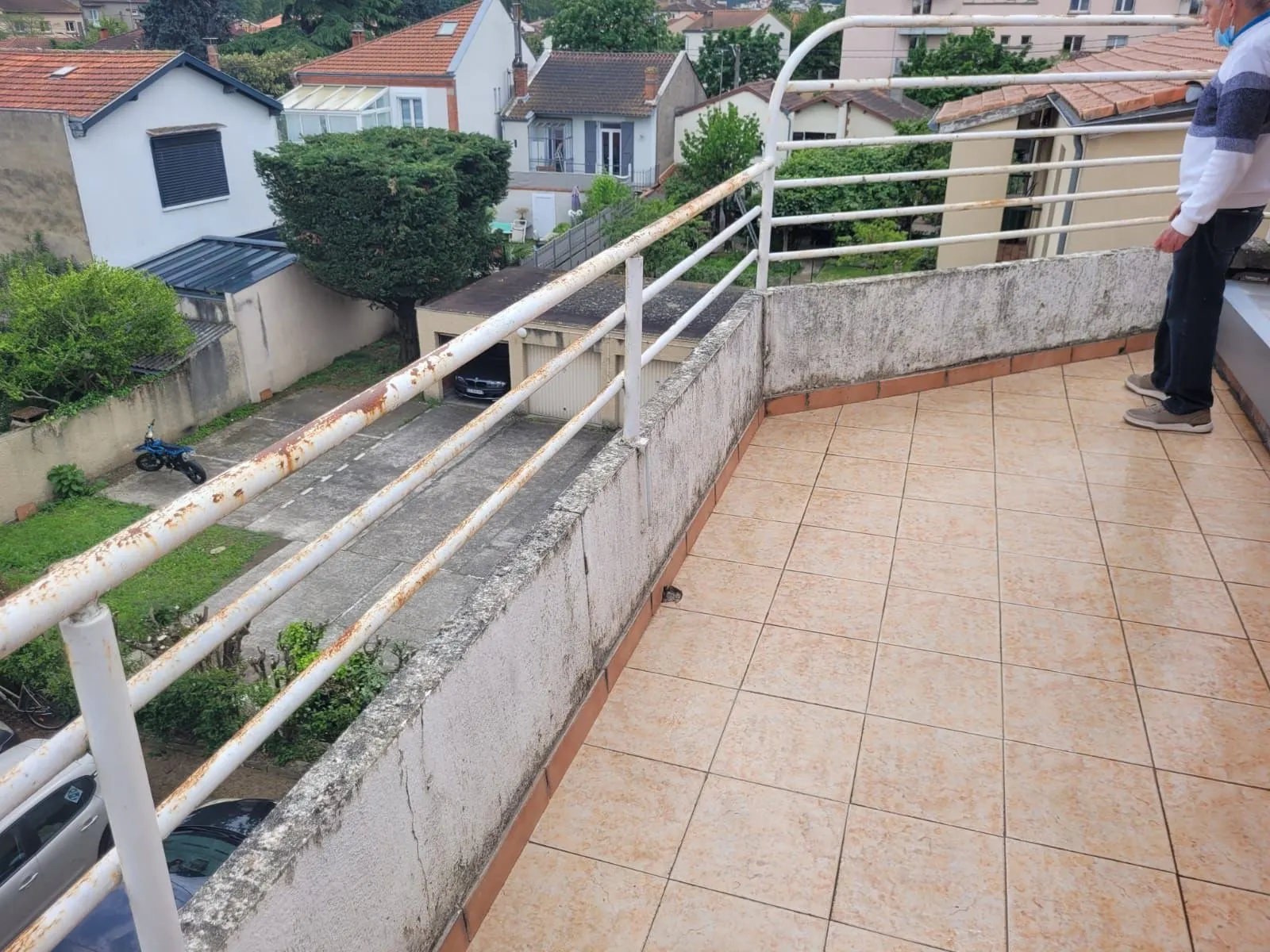 Garde-corps de terrasse rouillé avant rénovation — chantier Muret