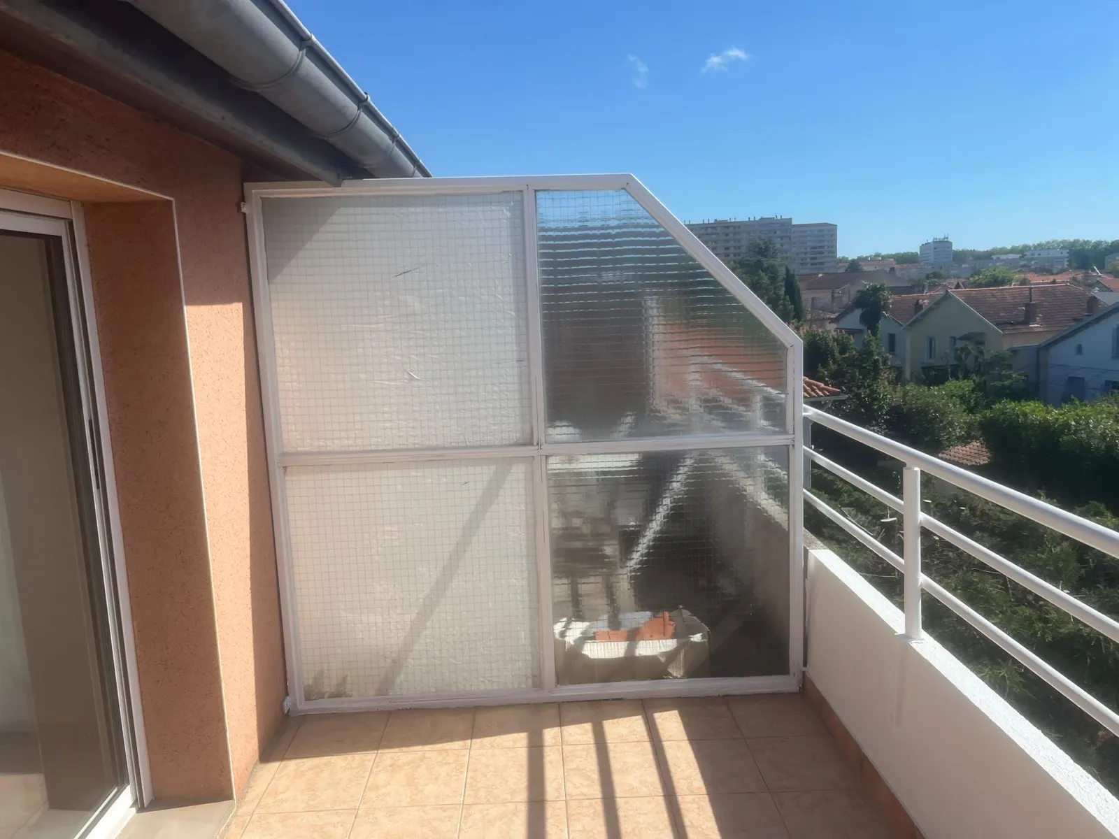 Brise-vent vitré extérieur repeint après décapage — peintre Muret