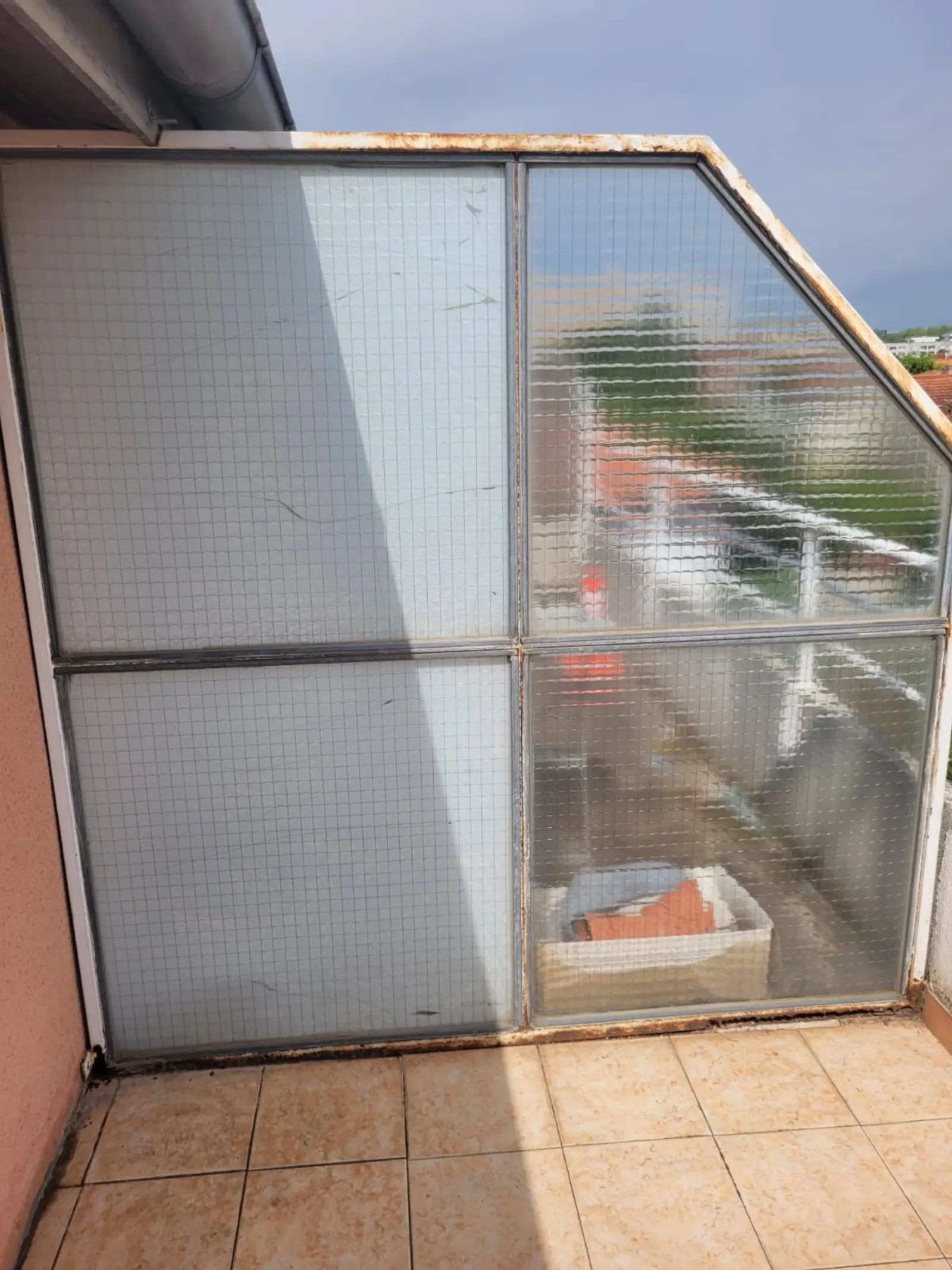 Brise-vent extérieur rouillé avant traitement — chantier Muret